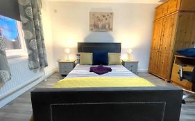 Deluxe 1-Bedroom Serviced Apartment Sleeps 4 For Short Or Long Stay